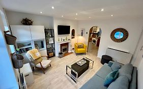 Entire 3 Bed House Weybridge Brooklands, London