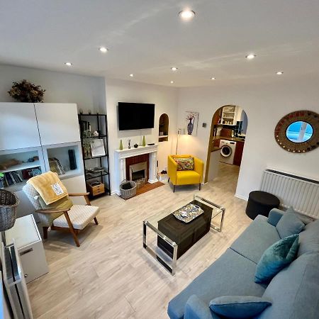 Entire 3 Bed House Weybridge Brooklands, London Villa Byfleet Exterior photo