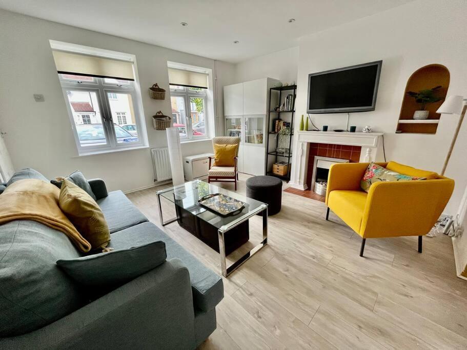 Entire 3 Bed House Weybridge Brooklands, London Villa Byfleet Exterior photo