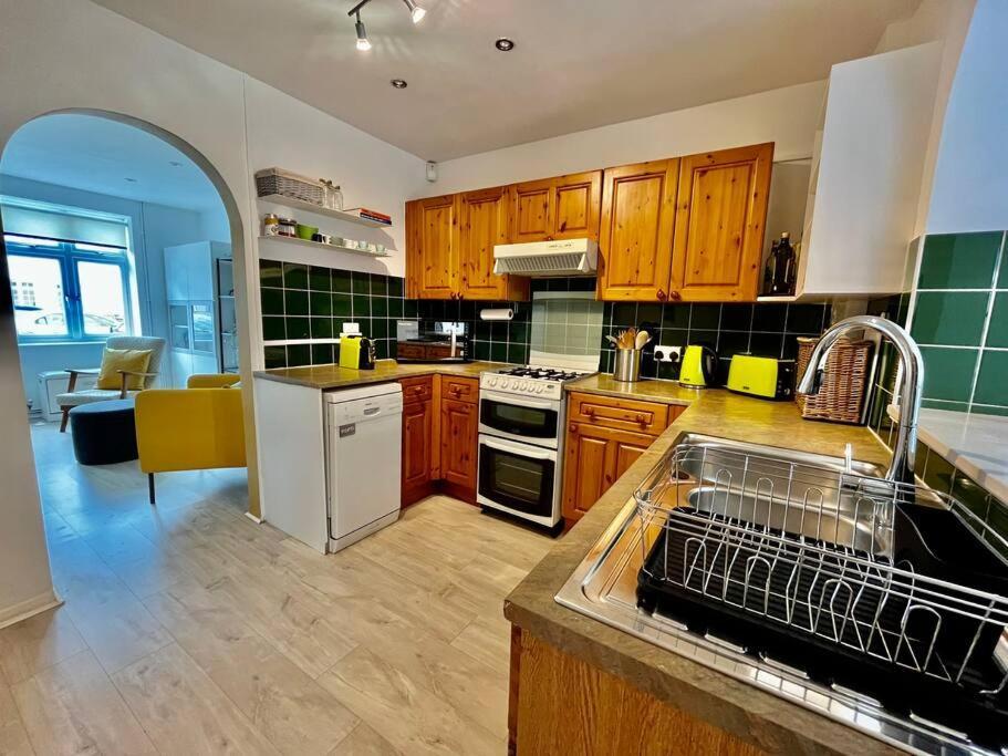 Entire 3 Bed House Weybridge Brooklands, London Villa Byfleet Exterior photo