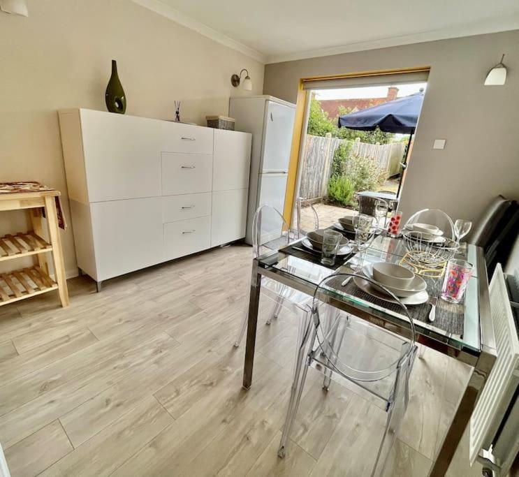 Entire 3 Bed House Weybridge Brooklands, London Villa Byfleet Exterior photo
