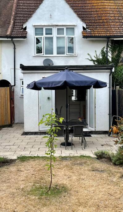 Entire 3 Bed House Weybridge Brooklands, London Villa Byfleet Exterior photo