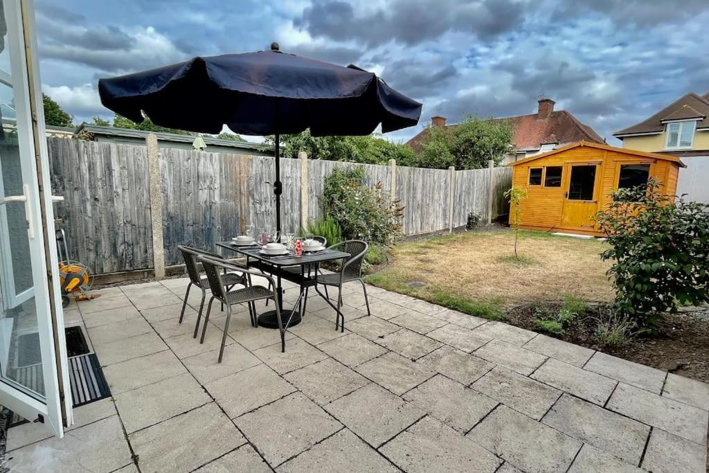 Entire 3 Bed House Weybridge Brooklands, London Villa Byfleet Exterior photo