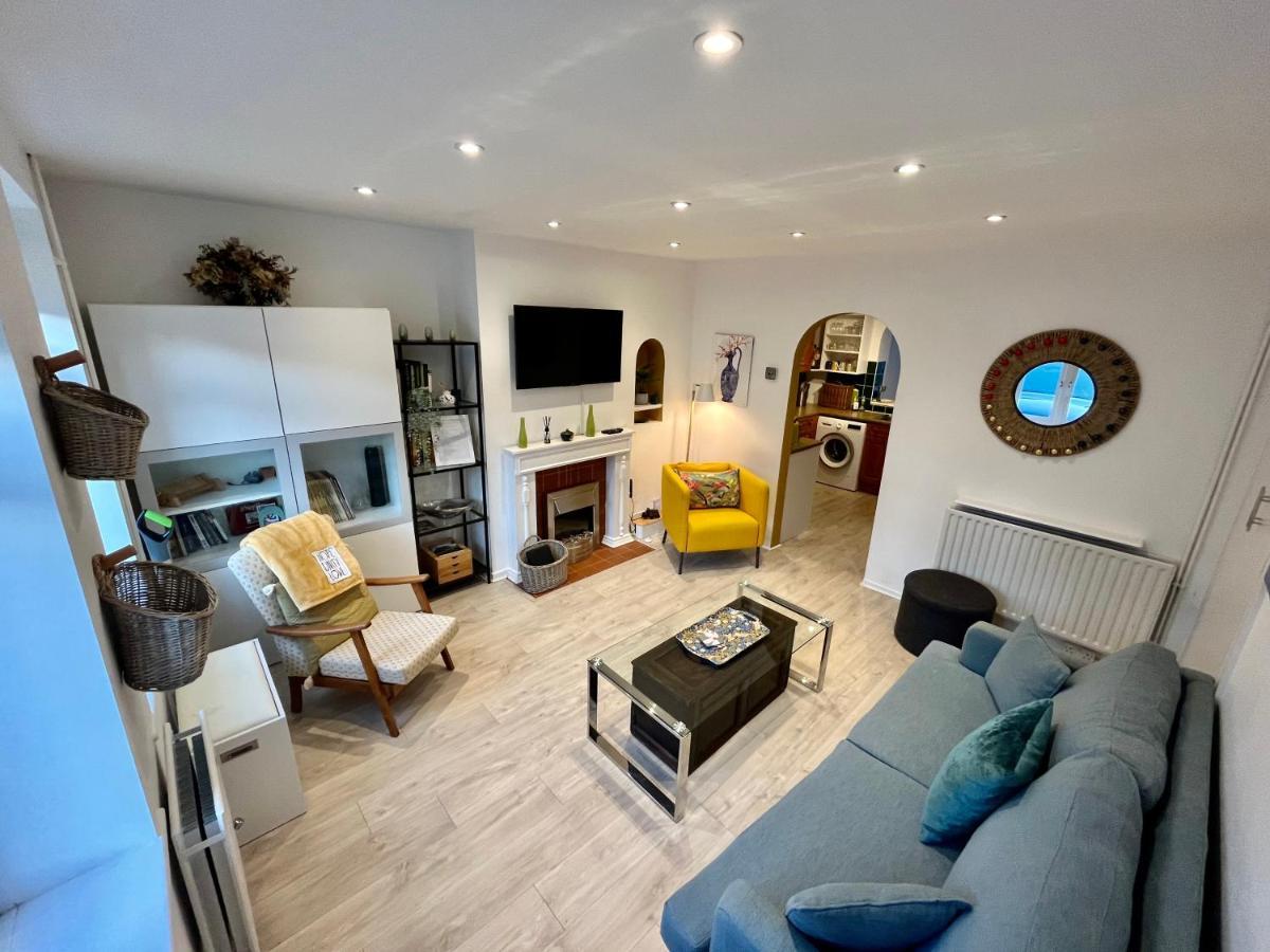 Entire 3 Bed House Weybridge Brooklands, London Villa Byfleet Exterior photo